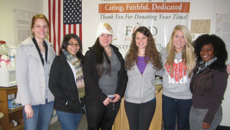 NTR 423 students volunteering with Food Assistance